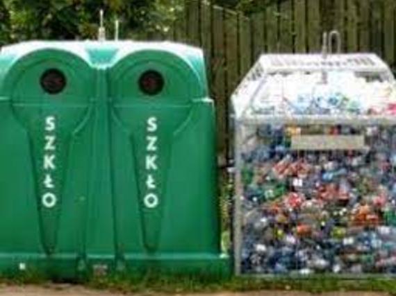 Large glass and plastic recycling 065 ubt0